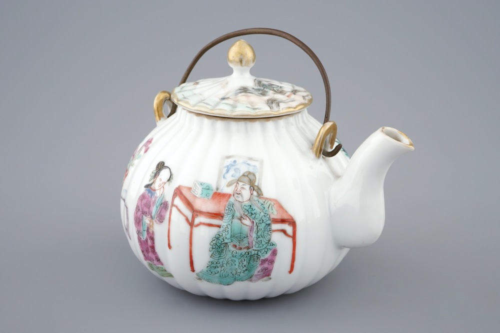 Een Chinese famille rose theepot met deksel, 19e eeuw